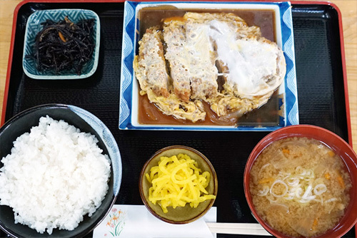 茨城県下妻市の参拝グルメ・休憩処ゑびすやのかつ煮定食