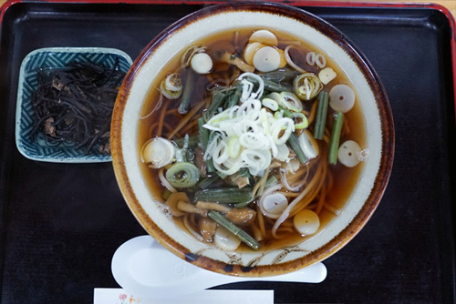 茨城県下妻市のグルメ・休憩処ゑびすやの山菜そば