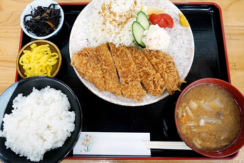 茨城県下妻市の参拝グルメ・休憩処ゑびすやのとんかつ定食